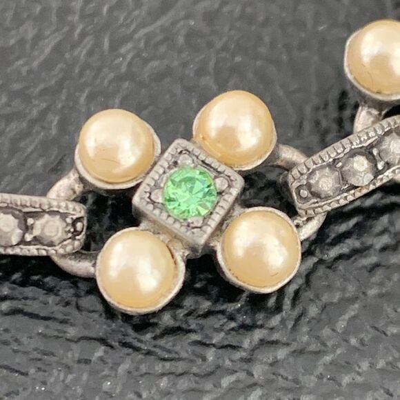 Vintage Mid-Century Bracelet, Faux Pearls & Peridot Glass Crystals, Floral Motif - Picture 5 of 10